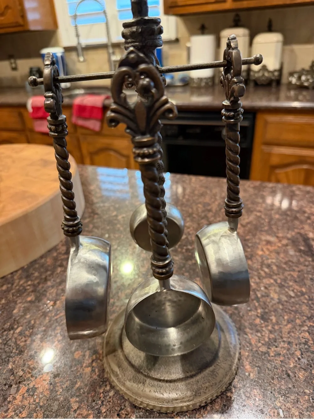 GG Collection Silver Measuring Cup Set with Ornate Twisted Stand